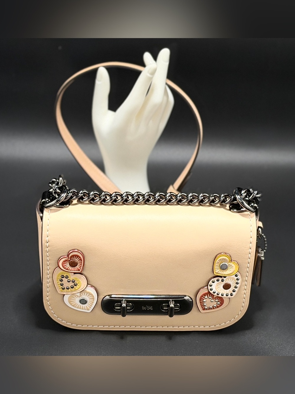 Coach Swagger
Shoulder Bag 20
With Hearts